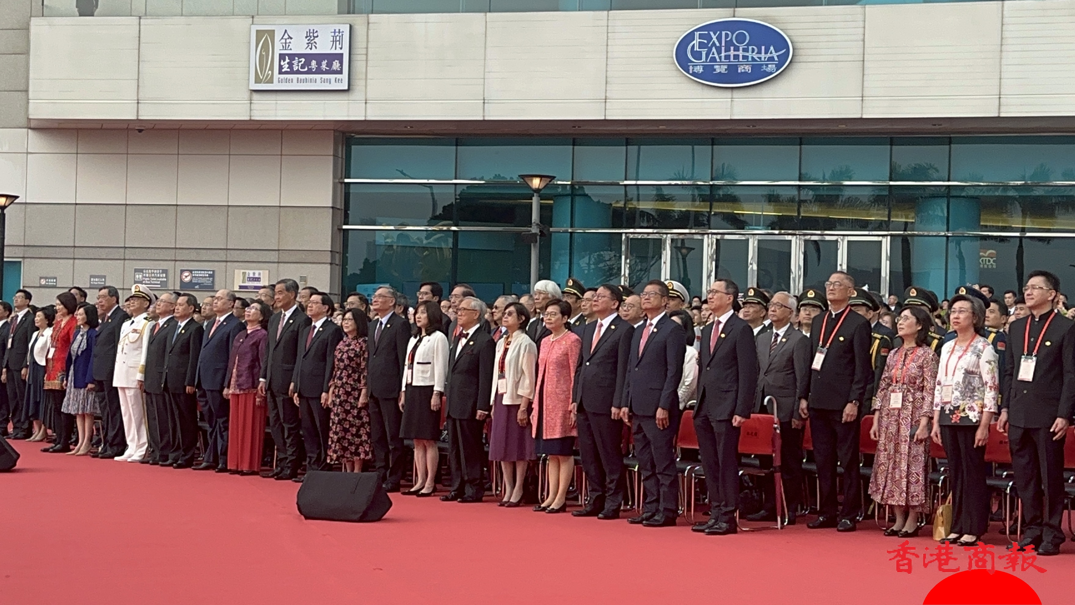 多圖丨慶國(guó)慶74周年 金紫荊廣場(chǎng)舉行升旗禮 李家超與社會(huì)賢達(dá)出席