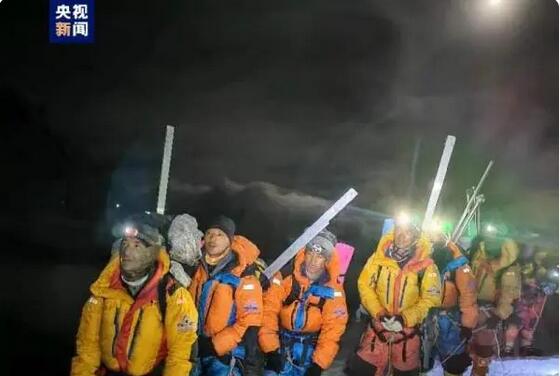 登頂成功！18名科考登頂隊(duì)員展開(kāi)峰頂科考任務(wù)