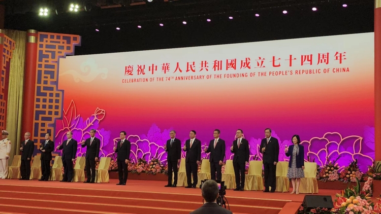 【木子手記】《歌唱祖國》響徹會(huì)展 梁振英伉儷激情高歌