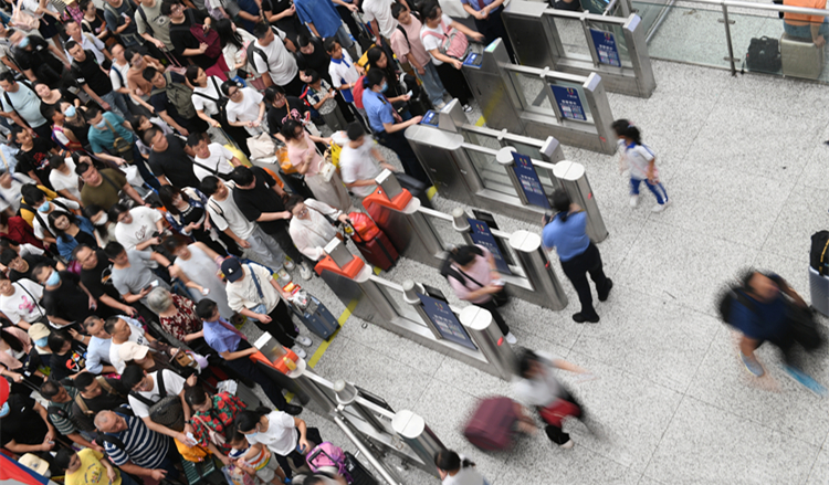 假期深圳各口岸迎客流車(chē)流高峰，深港「串門(mén)」持續(xù)熱絡(luò)