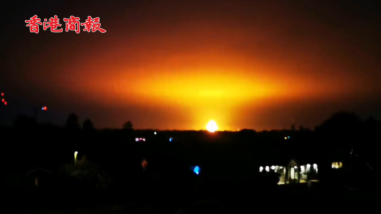 有片丨英國(guó)牛津一工廠遭雷擊後爆炸 巨大火球照亮整個(gè)夜空