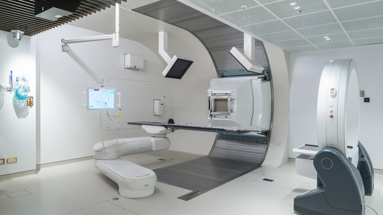 李嘉誠(chéng)捐百萬(wàn)元資助兒童癌癥患者接受質(zhì)子治療