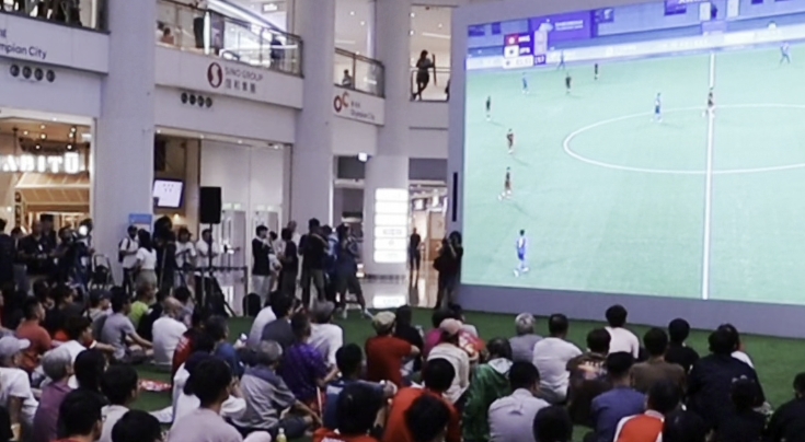 有片 | 市民逼爆商場(chǎng)撐港足：體現(xiàn)團(tuán)結(jié) 超有feel