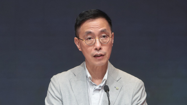 楊潤(rùn)雄恭賀中國(guó)香港代表隊(duì)再贏得兩面獎(jiǎng)牌