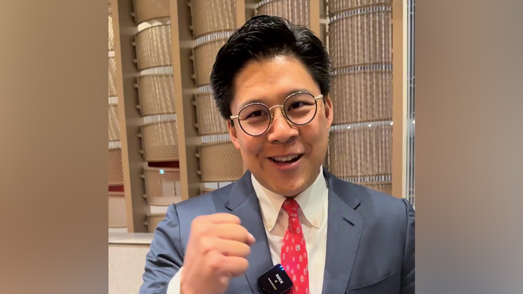 有片｜霍啟剛瘦了：忙到?jīng)]空吃午飯 榮幸一家人齊撐亞運