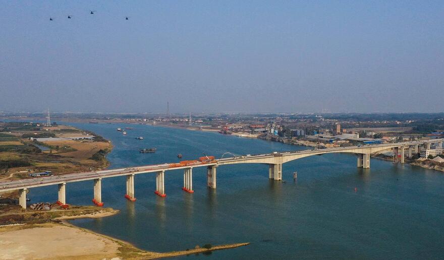 廣清城際北延線(xiàn)北江特大橋連續(xù)樑合龍