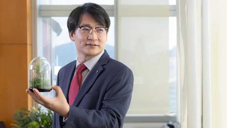 理大王鑽開教授突破經(jīng)典物理現(xiàn)象屢獲殊榮