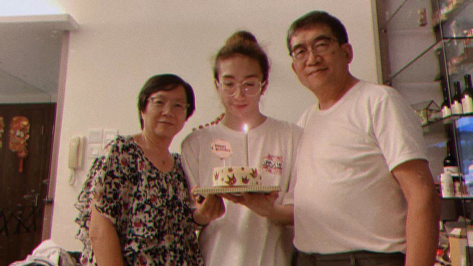 MIRROR演唱會(huì)意外 | 阿Mo醫(yī)院開生日會(huì)食燒肉蛋糕慶祝 父盼明年可活動(dòng)自如