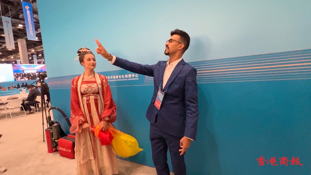 在華留學(xué)生著漢服唱秦腔獻(xiàn)藝「一帶一路」高峰論壇：希望更多文化交流
