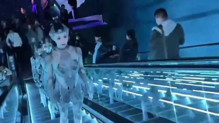 夢幻聯(lián)動！《深A(yù)I你》《流浪地球2》劇組在成都世界科幻大會與科幻迷親密互動