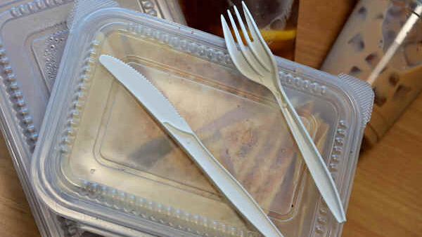 立法會(huì)三讀通過(guò) 明年4·22起分階段管制即棄膠餐具和塑膠產(chǎn)品