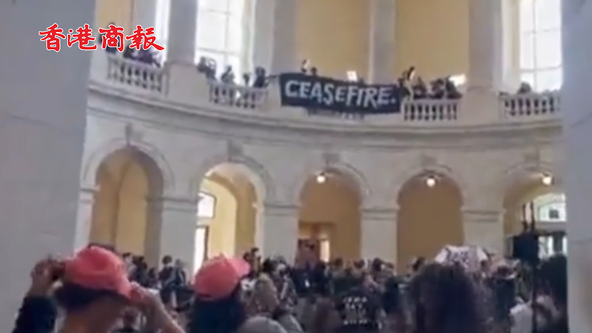 有片丨抗議者佔(zhàn)領(lǐng)美國(guó)國(guó)會(huì)大廈 呼籲實(shí)現(xiàn)巴以立即?；? title=
