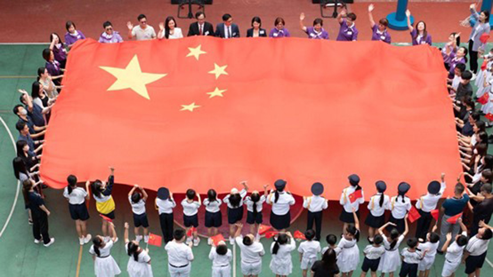 慶祝祖國(guó)成立74周年「升旗、展旗進(jìn)校園」活動(dòng)圓滿舉行