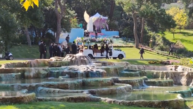 歌手李玟安葬武漢 現(xiàn)場(chǎng)循環(huán)播放《想你的365天》