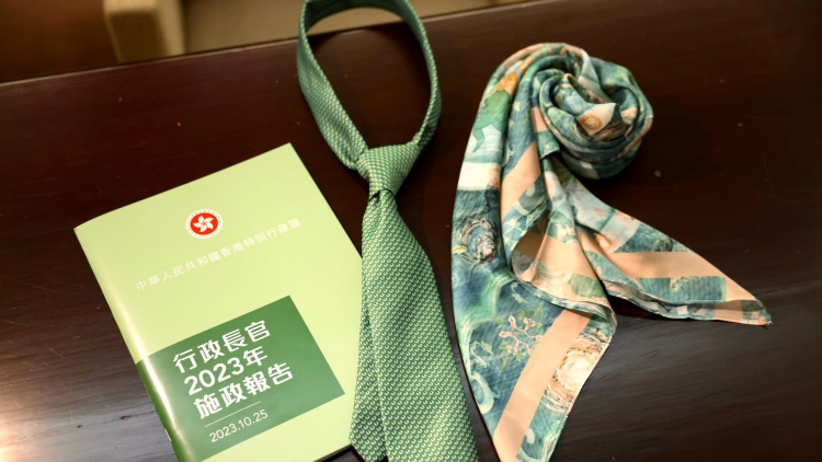 李家超：對香港很有信心 宣讀當(dāng)日全班子同穿「綠領(lǐng)巾」