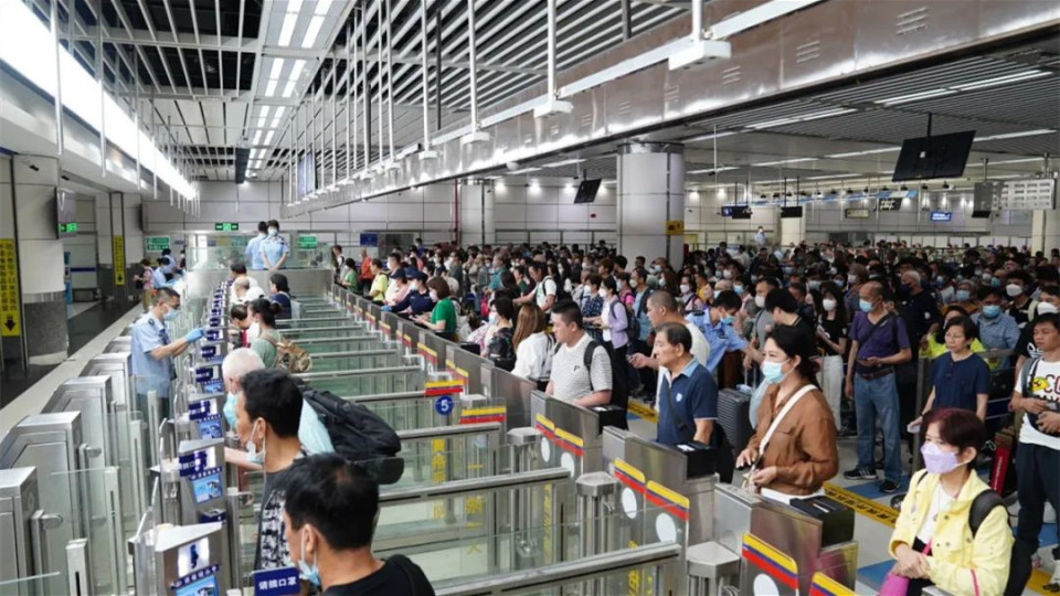 假期多口岸現(xiàn)人潮 劉國勳冀延長(zhǎng)陸路口岸開放時(shí)間