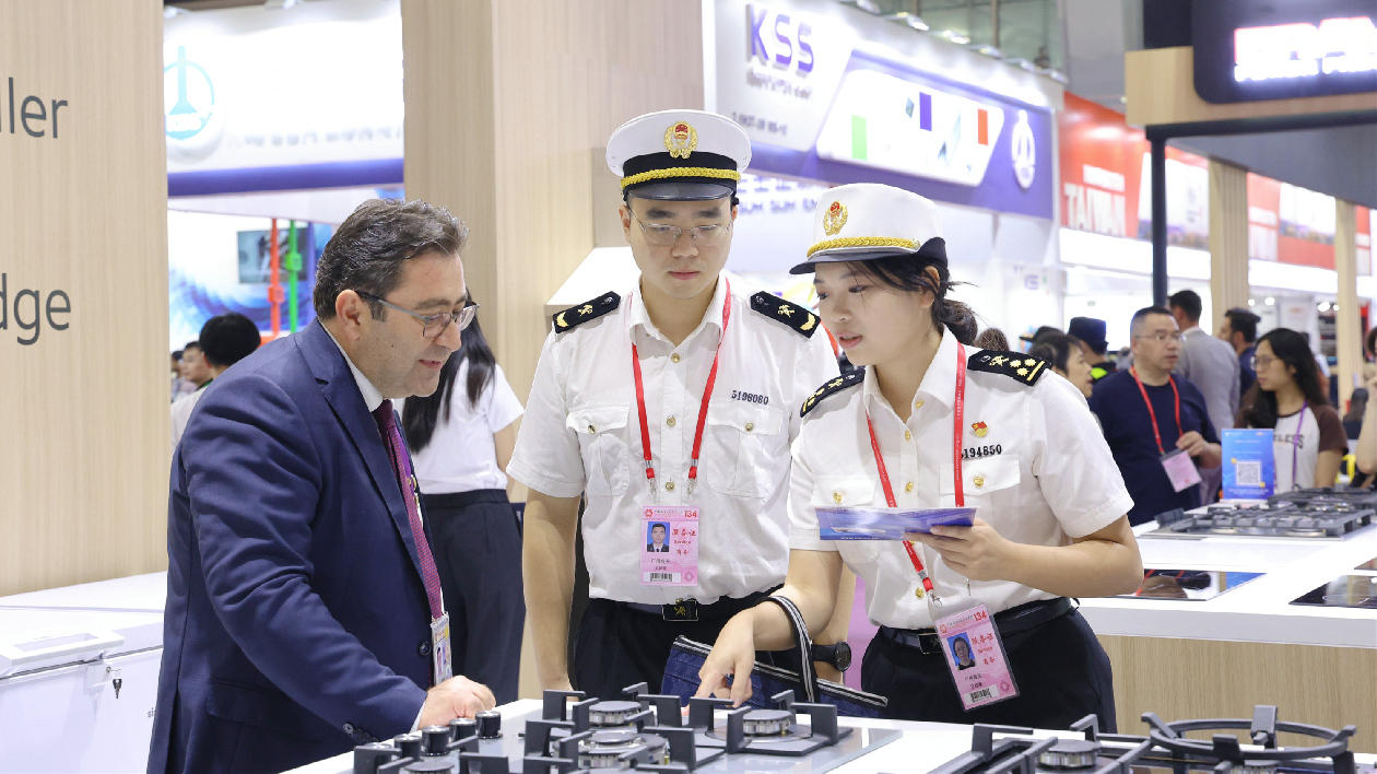 廣交會(huì)到會(huì)客商大增五成近15萬(wàn)  「中國(guó)智造」借「廣交東風(fēng)」搶訂單、拓市場(chǎng)