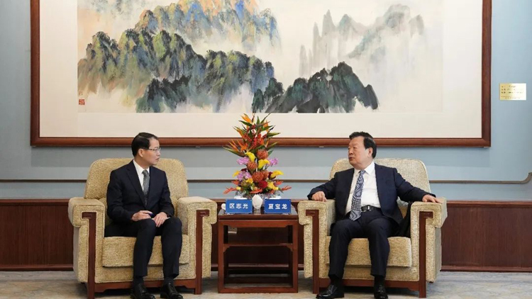 夏寶龍會(huì)見(jiàn)香港特區(qū)國(guó)安委秘書(shū)長(zhǎng)區(qū)志光一行