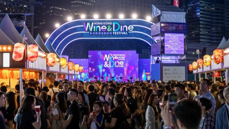 有片 | 「美酒佳餚巡禮」4天14 萬人次入場 財(cái)爺心情靚飲得杯落