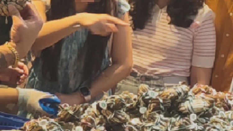 港人涌深圳盒馬搶購大閘蟹 口岸周邊門店日售三千隻