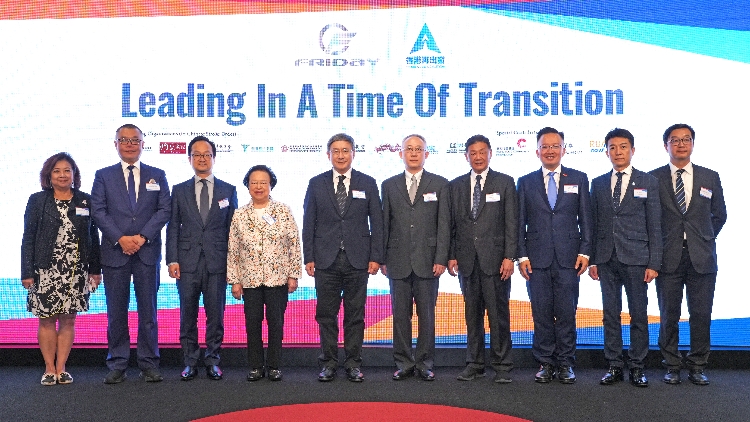 國際傳播高端論壇探討引領(lǐng)變遷時代  海內(nèi)外領(lǐng)袖學(xué)者共同探討環(huán)球新視野