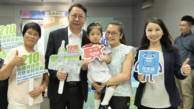 區(qū)選進(jìn)社區(qū)│陳國基接地氣　與市民玩遊戲