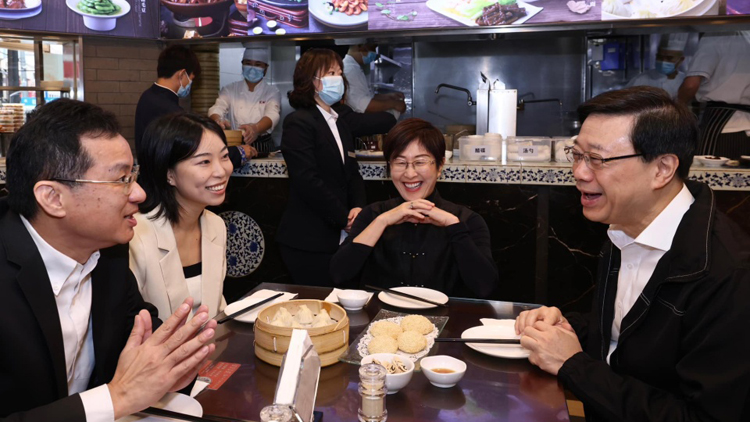 李家超品嘗上海地道早餐 買滬式小吃給香港同事做手信