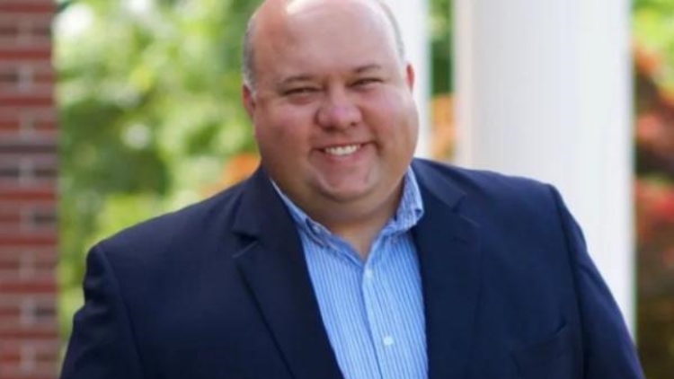 「穿女裝化濃妝」照片被曝光 美市長(zhǎng)開(kāi)槍自殺