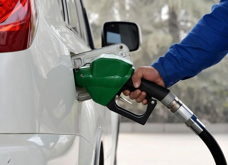 今晚內(nèi)地油價下調(diào)！加滿一箱油少花5.5元