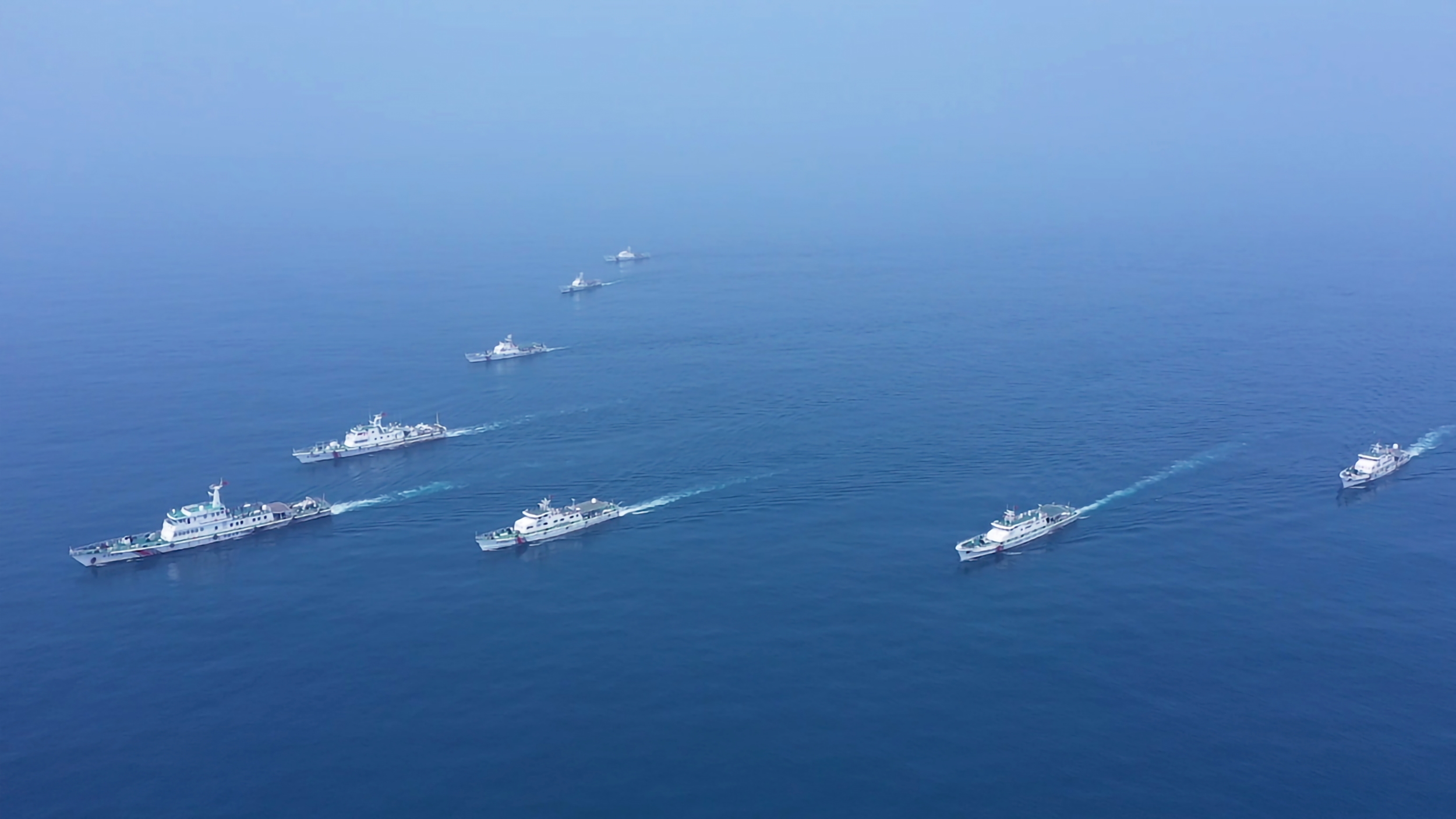 中國海警艦艇編隊11月9日在我釣魚島領(lǐng)海巡航