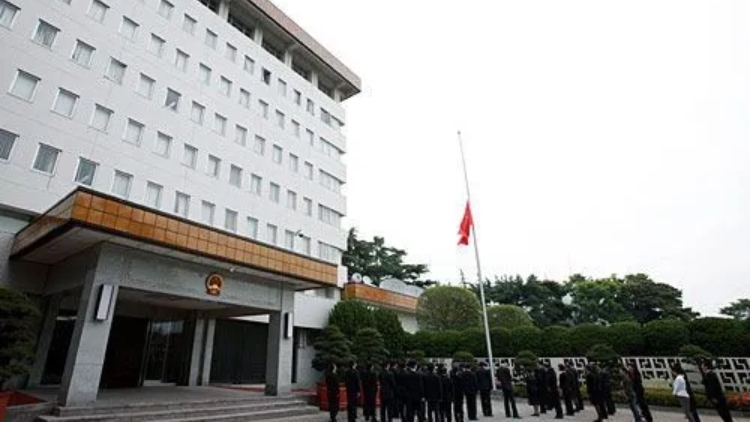 麻生太郎稱日美澳應(yīng)防止中方在臺灣問題上以武力改變現(xiàn)狀，中使館駁斥