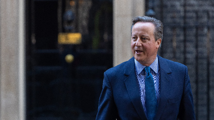 英國新任外交大臣卡梅倫訪基輔 會(huì)見澤連斯基