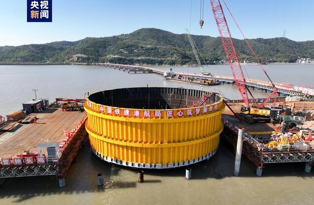 中國(guó)最大跨度跨海橋進(jìn)入海上主塔施工階段