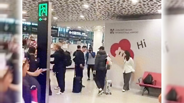 韓國(guó)隊(duì)抵達(dá)深圳獲大批球迷接機(jī) 中韓戰(zhàn)門票已售罄 雙方打響賽前心理戰(zhàn)