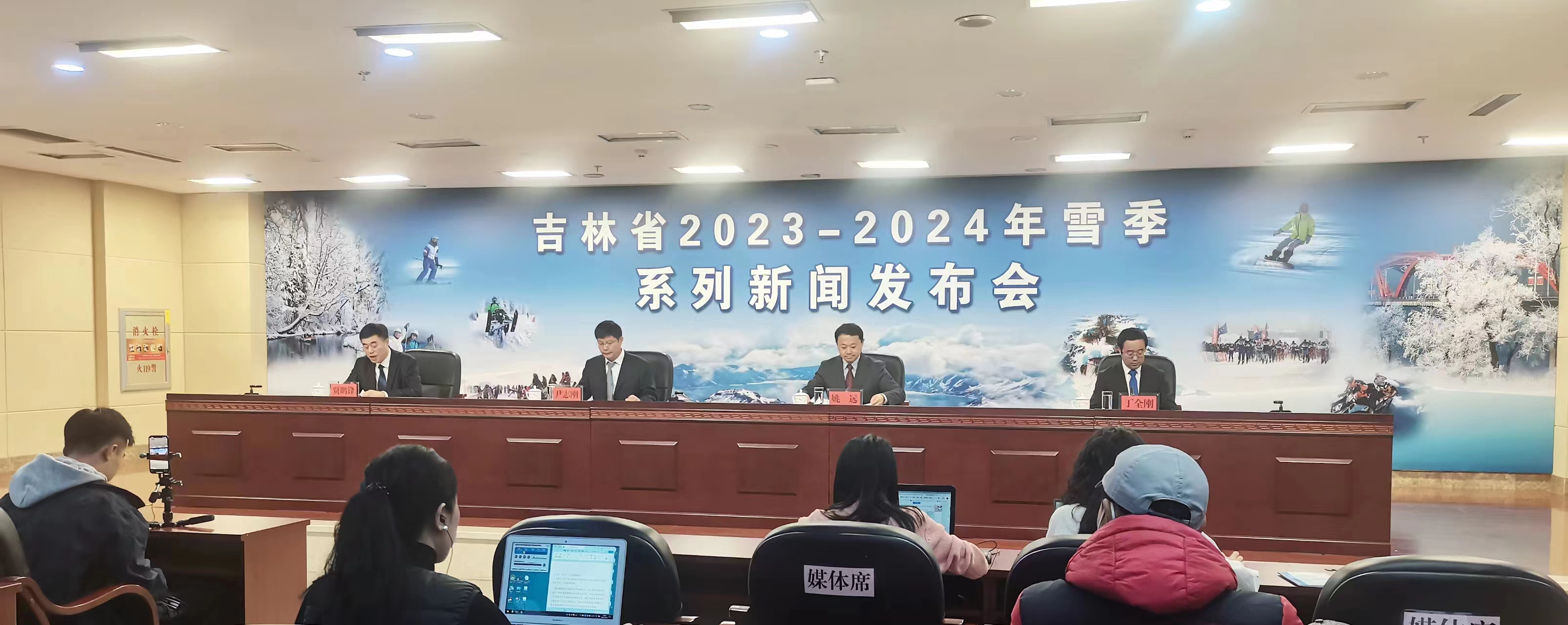 8家滑雪場同步發(fā)力 接待力超百萬人次 「中國滑雪之鄉(xiāng)」通化變身冰雪產(chǎn)業(yè)示範(fàn)新城