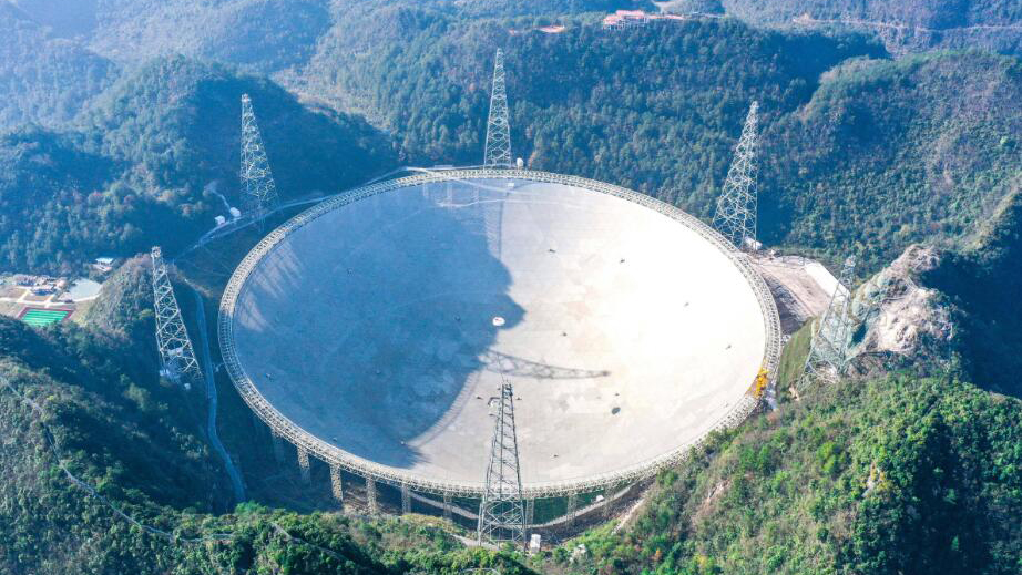 香港高中生在「中國(guó)天眼」聆聽宇宙探秘故事