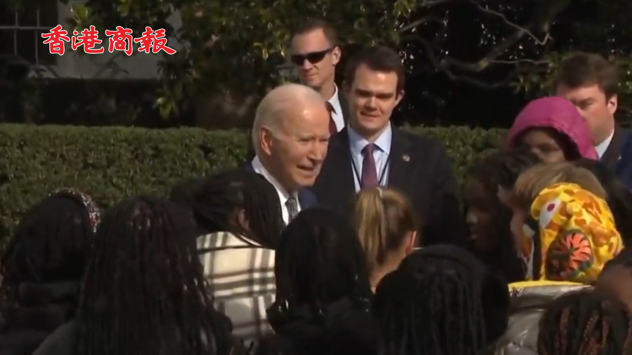 有片丨外媒：拜登透露巴以衝突已接近達(dá)成人質(zhì)協(xié)議 他還當(dāng)眾比出一個(gè)手勢(shì)