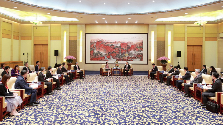 政治委任官員在北京進(jìn)行國(guó)事研修 葉文娟向夏寶龍匯報(bào)團(tuán)員學(xué)習(xí)成果