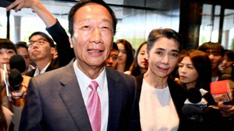 郭臺(tái)銘宣布退選：為臺(tái)灣的未來(lái)，選擇成全