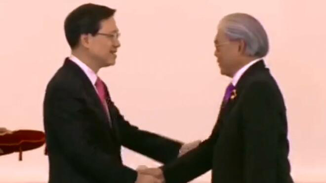 有片 | 祝賀！霍震霆拿大紫荊勳章 現(xiàn)場有小插曲