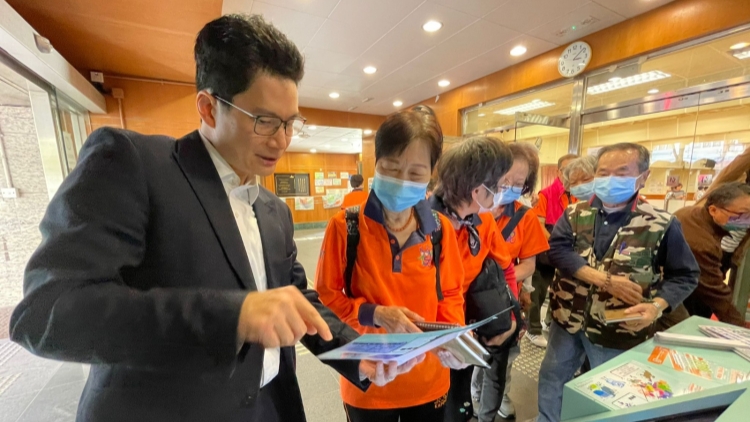 官員落區(qū)籲1210齊投票 齊齊支持區(qū)選進社區(qū)