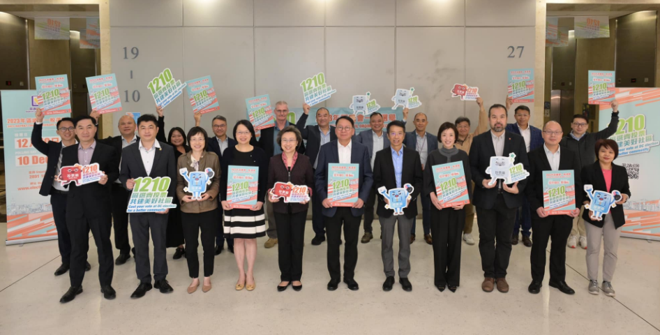 陳國(guó)基率團(tuán)隊(duì)「洗樓」派傳單 籲公務(wù)員同心撐區(qū)選