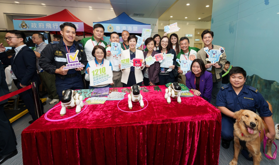 公務(wù)員家庭日撐區(qū)選 海關(guān)紀(jì)律部隊(duì)獻(xiàn)唱籲投票