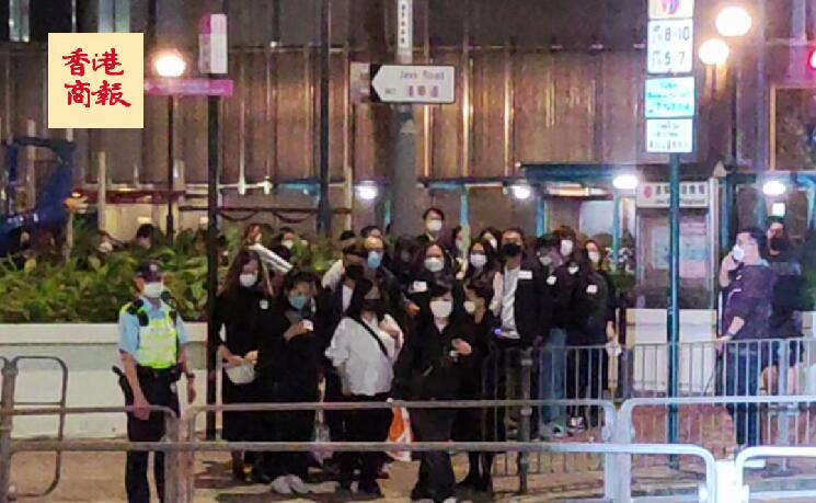 有片丨劉德華父親劉禮設(shè)靈 大批粉絲到場(chǎng)弔唁