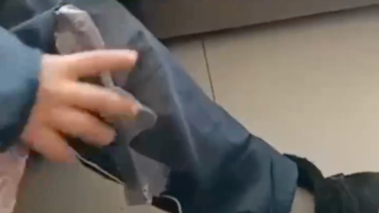 學生從校服褲夾層扯出塑料膜？新疆阿拉爾通報