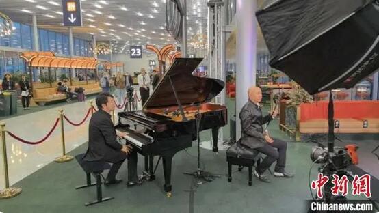 法國(guó)巴黎戴高樂(lè)機(jī)場(chǎng)舉行「中國(guó)遊客友好機(jī)場(chǎng)」啟動(dòng)儀式 