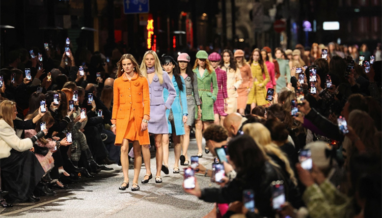 Chanel Métiers d’Art 2024 時(shí)裝展亮相曼徹斯特街道