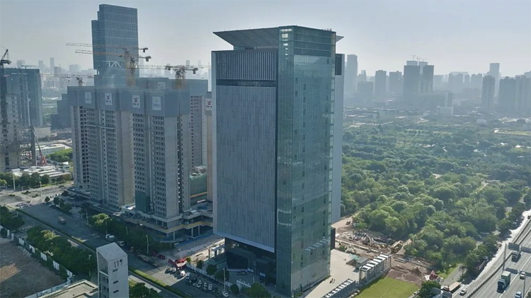 實(shí)現(xiàn)「數(shù)字前海」基礎(chǔ)設(shè)施底層架構(gòu)！全國(guó)首座超高層數(shù)據(jù)中心正式竣工驗(yàn)收