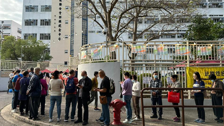 區(qū)議會選舉｜2個鄰近邊境投票站8時許大批市民排隊等候投票