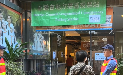 【有片】區(qū)議會選舉丨票站早烏 長者居多